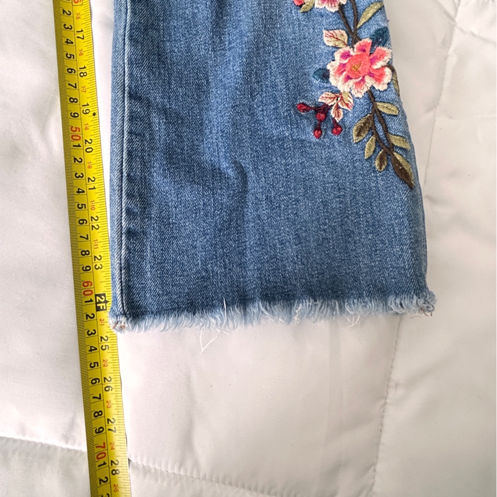 Johnny Was The Crop Baby Boot Blue Jeans  Floral Embroidery Mid Rise Slim Sz 29 - Picture 10 of 11